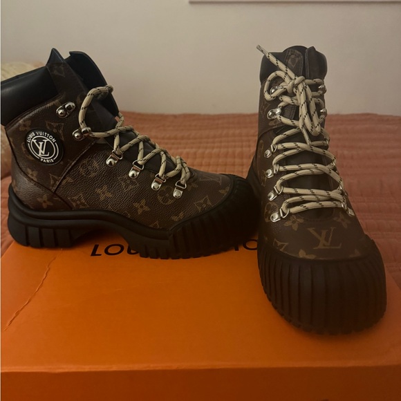 COPY - Louis Vuitton Boots - Picture 1 of 15